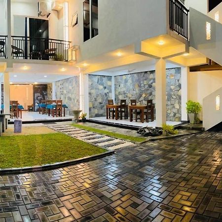 Funwhales Rest House Negombo Bagian luar foto