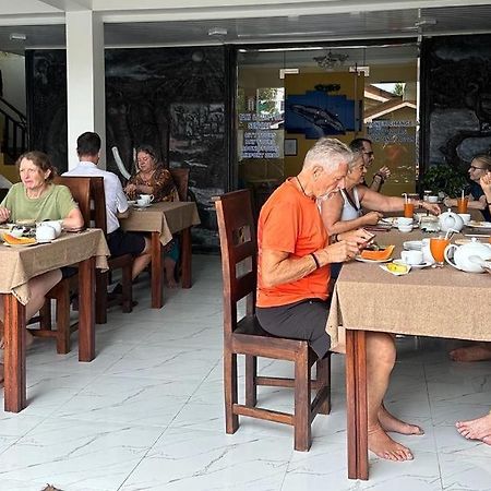 Funwhales Rest House Negombo Bagian luar foto