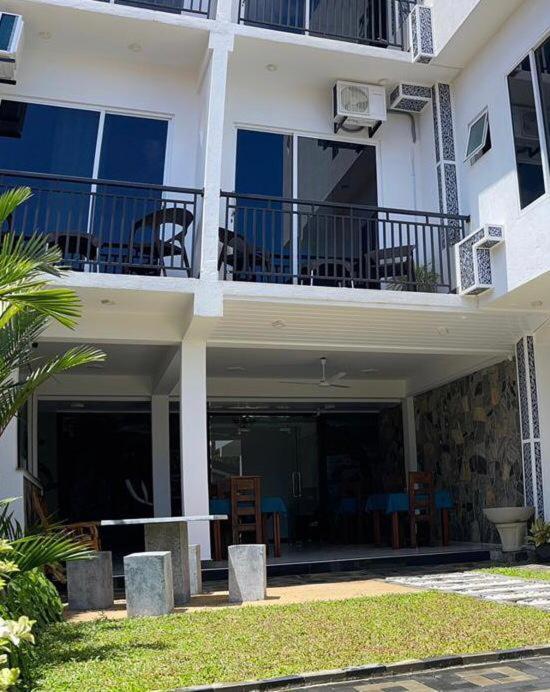 Funwhales Rest House Negombo Bagian luar foto