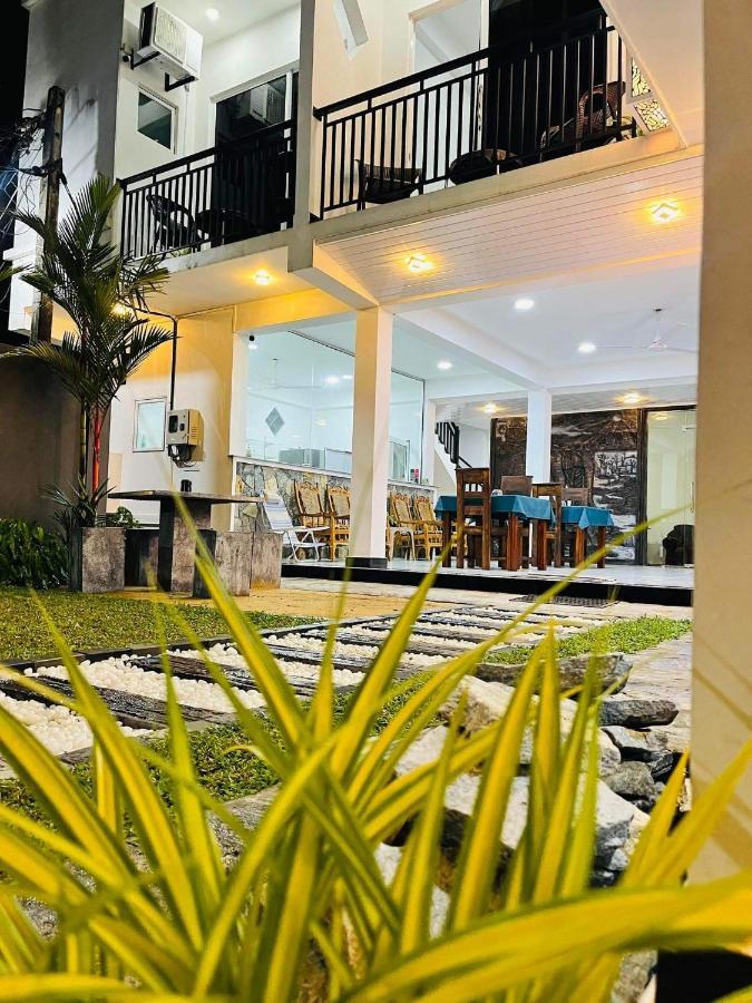 Funwhales Rest House Negombo Bagian luar foto
