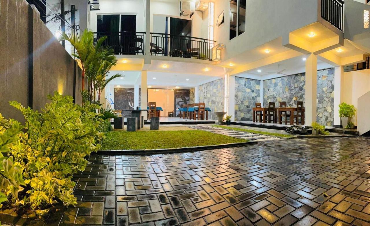 Funwhales Rest House Negombo Bagian luar foto