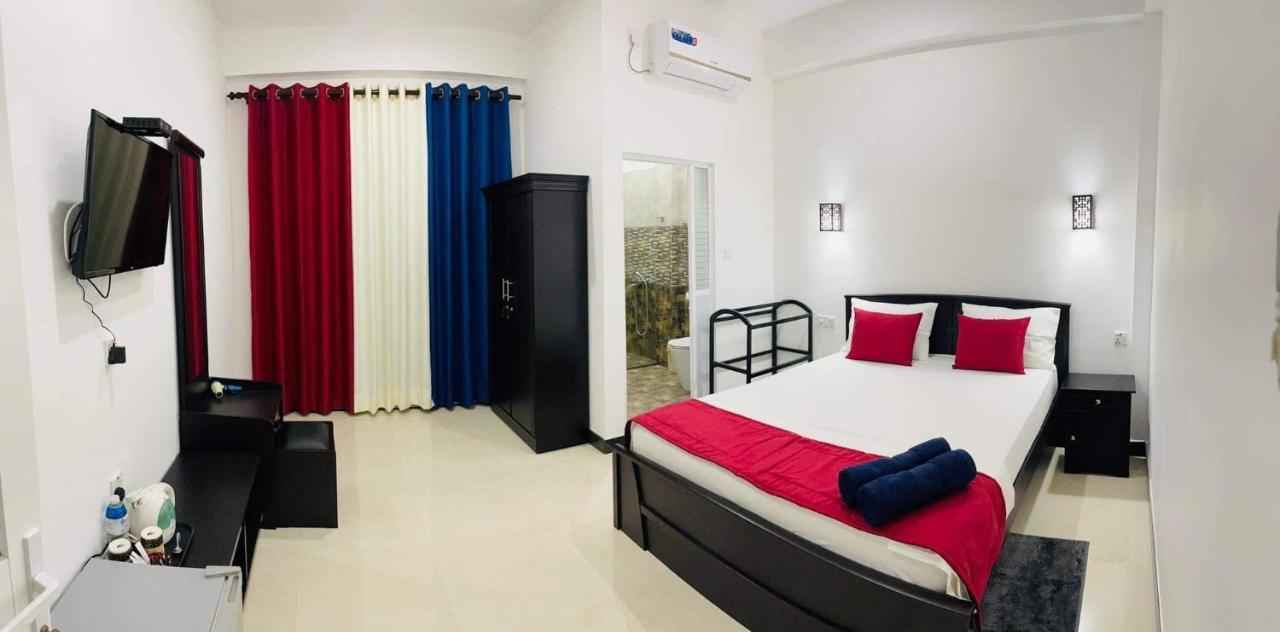 Funwhales Rest House Negombo Bagian luar foto