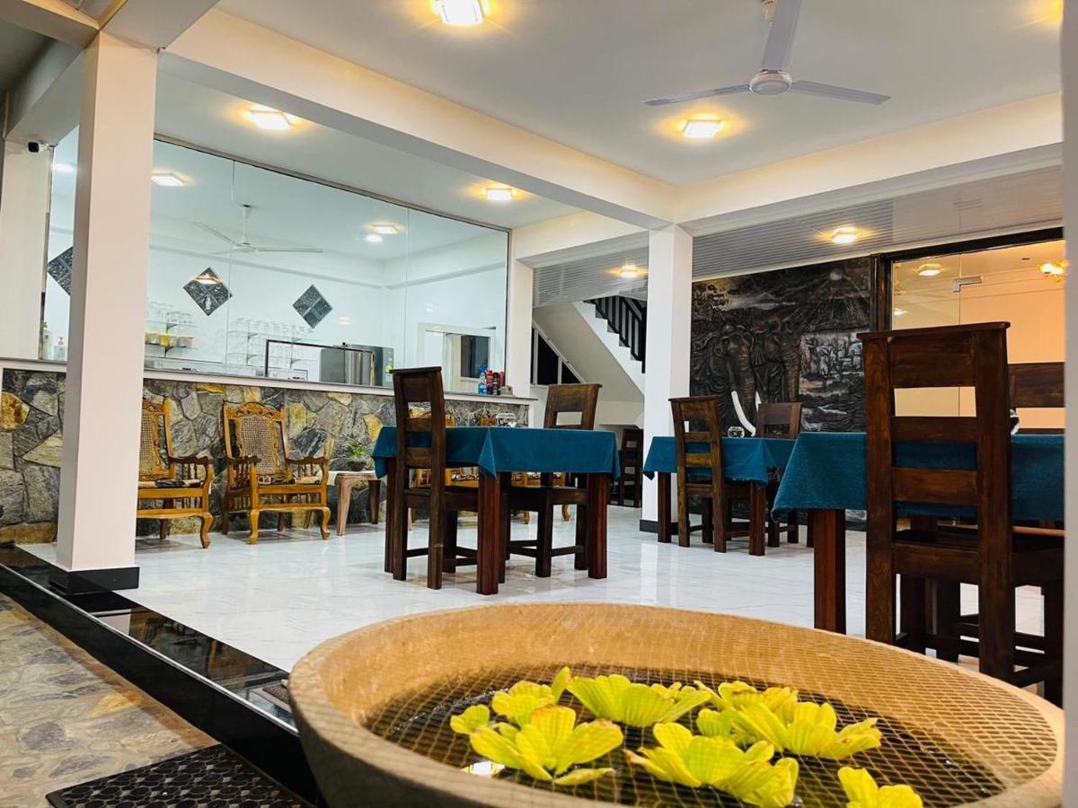 Funwhales Rest House Negombo Bagian luar foto
