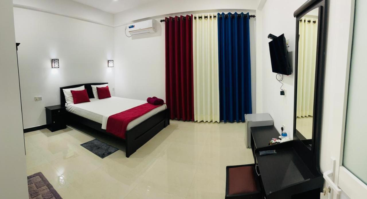 Funwhales Rest House Negombo Bagian luar foto