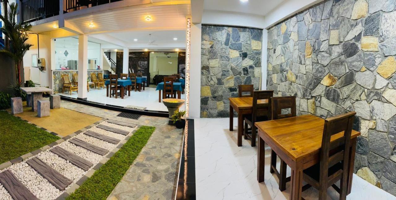 Funwhales Rest House Negombo Bagian luar foto