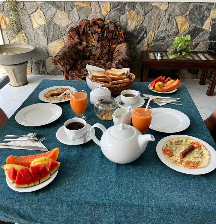 Funwhales Rest House Negombo Bagian luar foto