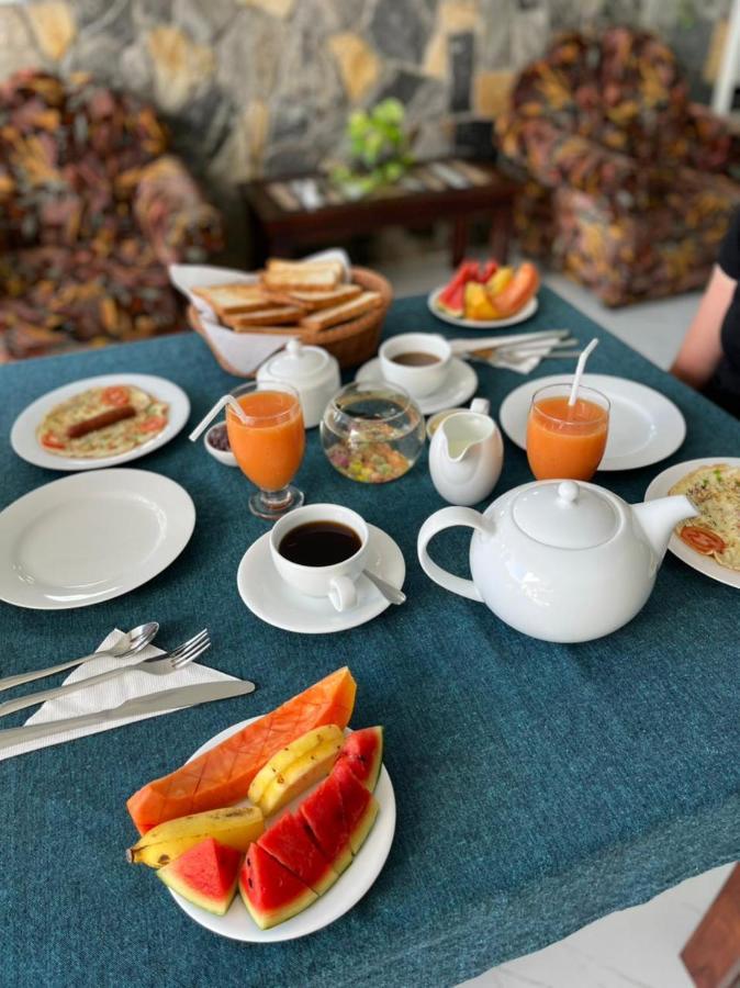 Funwhales Rest House Negombo Bagian luar foto