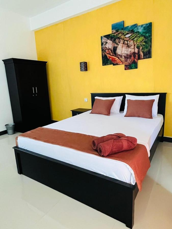Funwhales Rest House Negombo Bagian luar foto
