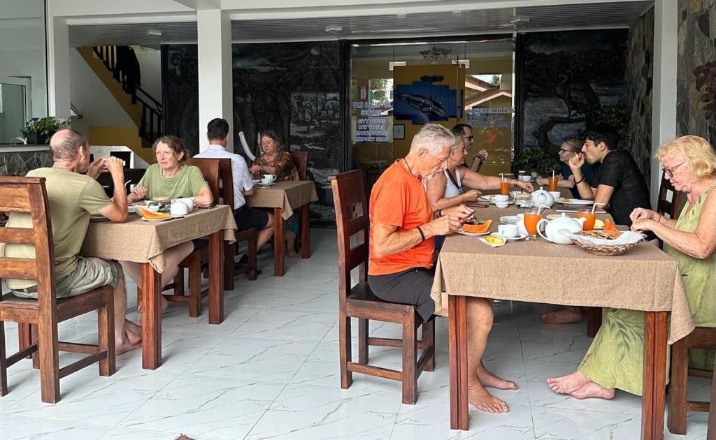 Funwhales Rest House Negombo Bagian luar foto