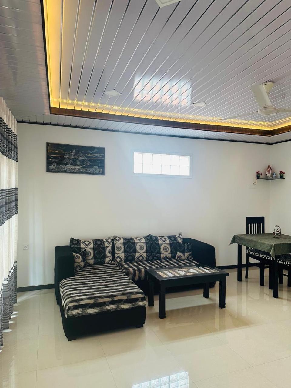 Funwhales Rest House Negombo Bagian luar foto