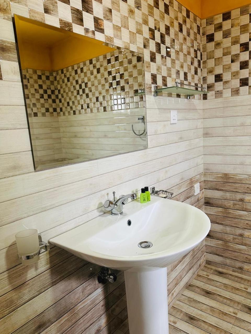 Funwhales Rest House Negombo Bagian luar foto