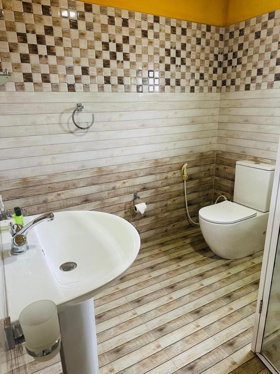 Funwhales Rest House Negombo Bagian luar foto